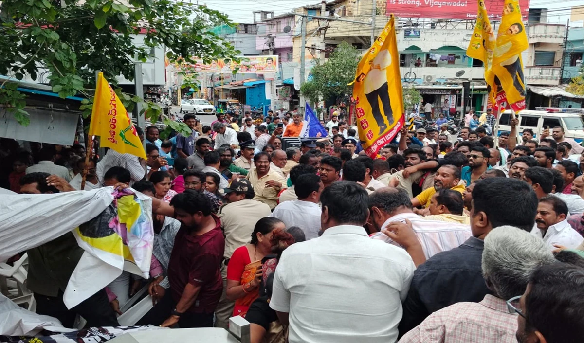 DSC-2025 Recruitment Scam: भूख हड़ताल पर हमला, YSRCP का TDP सरकार पर लोकतंत्र की हत्या का आरोप