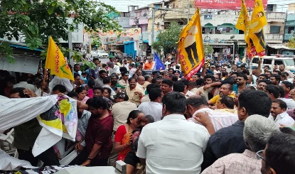 DSC-2025 Recruitment Scam: भूख हड़ताल पर हमला, YSRCP का TDP सरकार पर लोकतंत्र की हत्या का आरोप