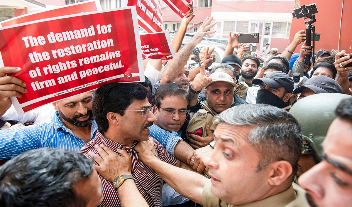 LeT Terrorist Mohammad Lateef Bhat के खिलाफ Kashmir में लगाये गये पोस्टर, LG बोले- पूरे आतंकी नेटवर्क को करेंगे ध्वस्त