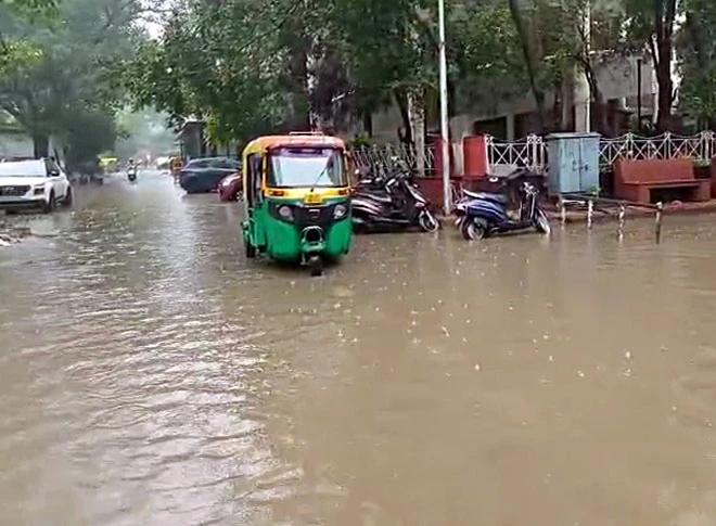 तेज बारिश ने किया दिल्ली का हाल बेहाल