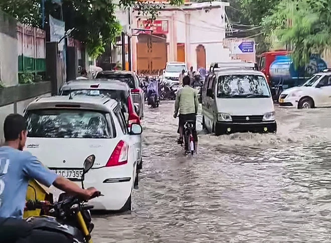 तेज बारिश ने किया दिल्ली का हाल बेहाल