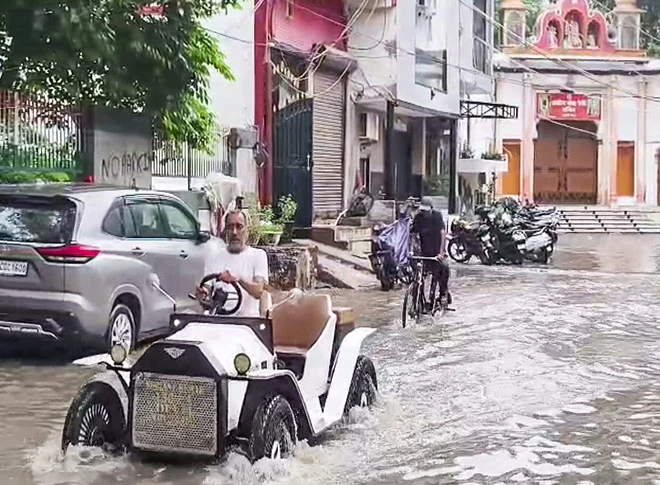 तेज बारिश ने किया दिल्ली का हाल बेहाल
