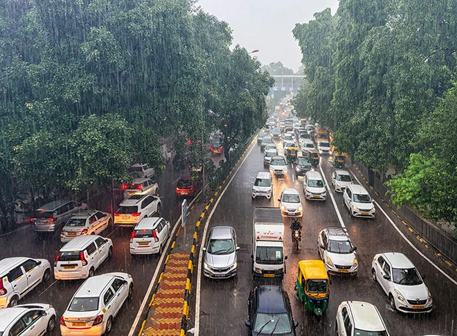 तेज बारिश ने किया दिल्ली का हाल बेहाल