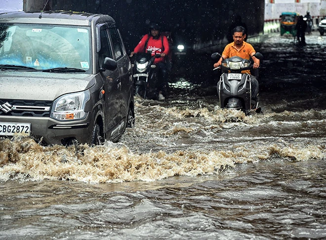 तेज बारिश ने किया दिल्ली का हाल बेहाल
