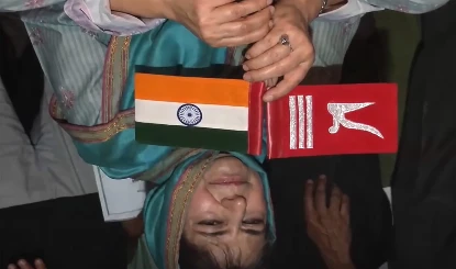 National Flag का अपमान बर्दाश्त नहीं करती BJP, तिरंगे को उल्टा पकड़ने वाली Mehbooba Mufti की तस्वीर ही उल्टी कर दी
