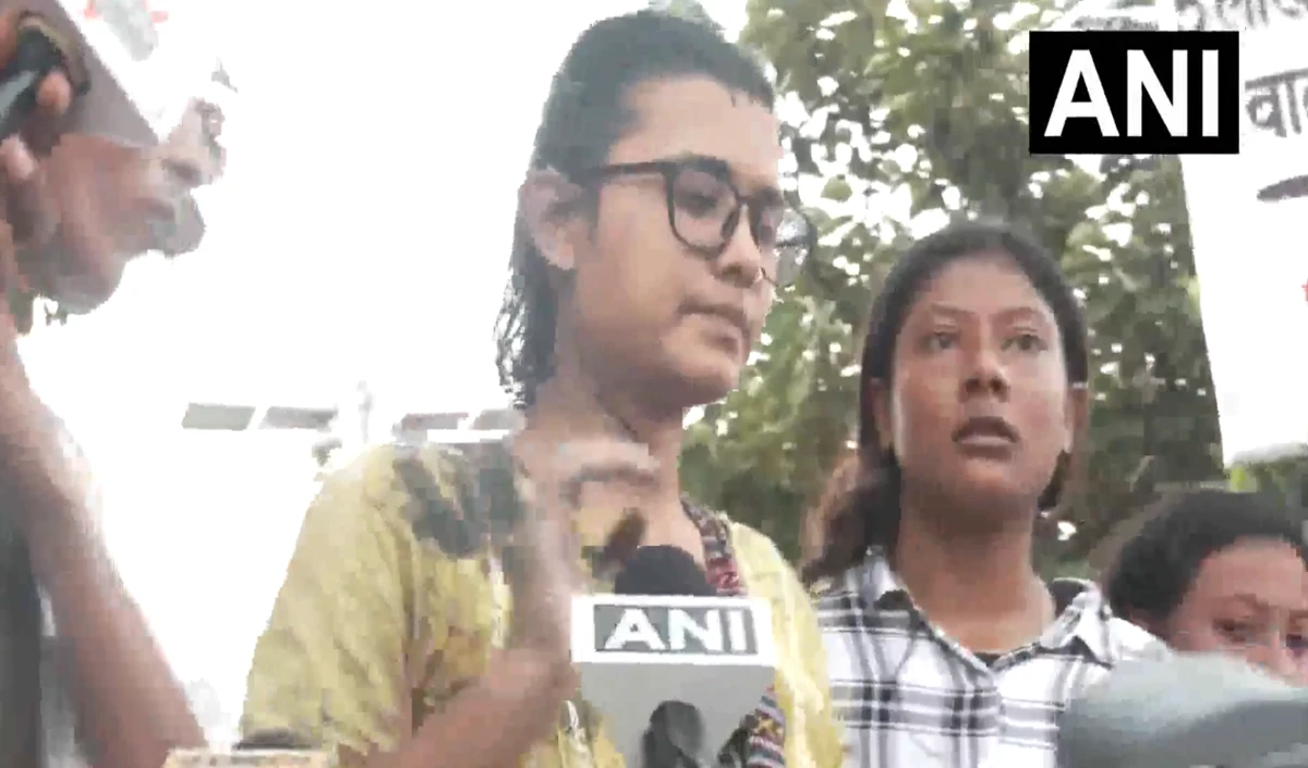 Ranchi में JPSC आंदोलन, Neha Bora पर फेंकी गई स्याही; बोलीं- आंसू गैस और पेलेट से नहीं डरे, इससे भी नहीं डरेंगे