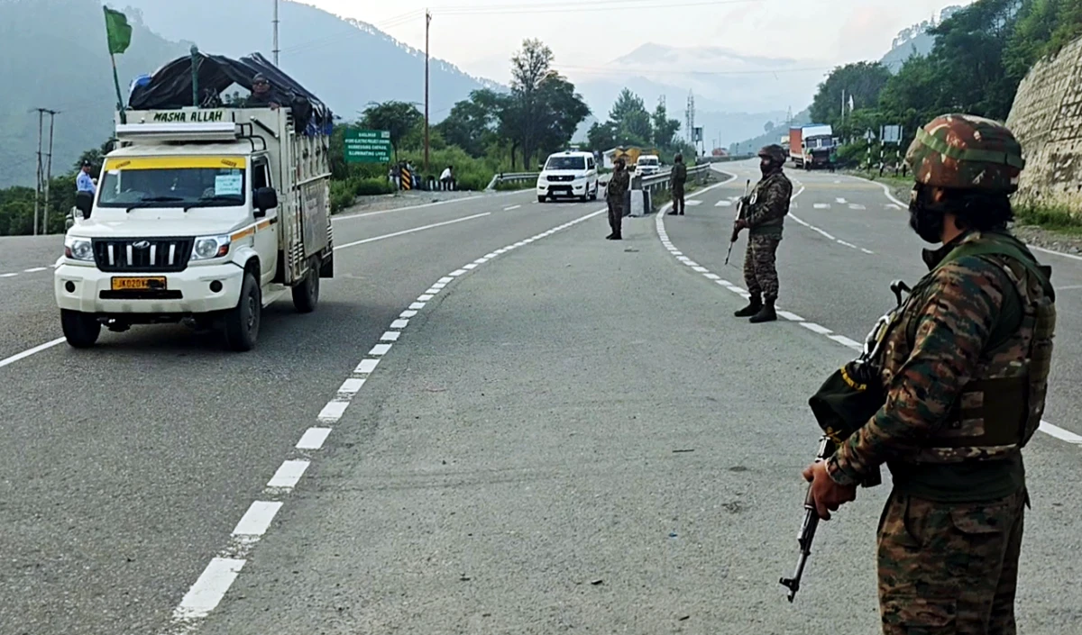Jammu and Kashmir | रामबन में सुरक्षा बैरिकेड तोड़कर भागी संदिग्ध स्कॉर्पियो: चेतावनियों और फायरिंग के बावजूद फरार, अमरनाथ यात्रा मार्ग पर हाई अलर्ट