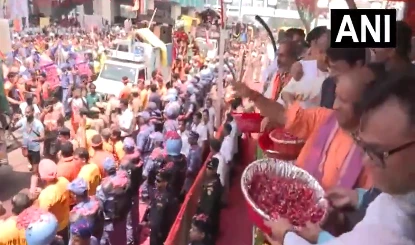 मेरठ में CM Yogi ने कांवड़ियों पर बरसाए फूल, बोले- 4 से 5 करोड़ शिव भक्तों के आने की उम्मीद