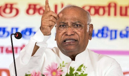 Kharge का सीधा वार: BJP-RSS ने आजादी में कुछ नहीं किया, मंदिर लूटने वाले देशभक्त नहीं