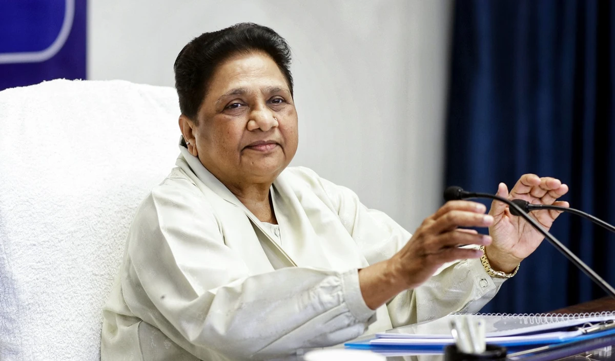 Mayawati Target SP: PDA में 'P' का मतलब पंडित बताना सपा का राजनीतिक छलावा