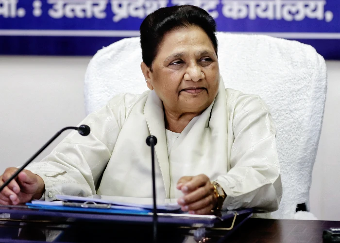 Mayawati on SP: गिरगिट की तरह रंग बदलती है सपा, ब्राह्मणों को लुभाने के लिए Akhilesh Yadav का नया दांव