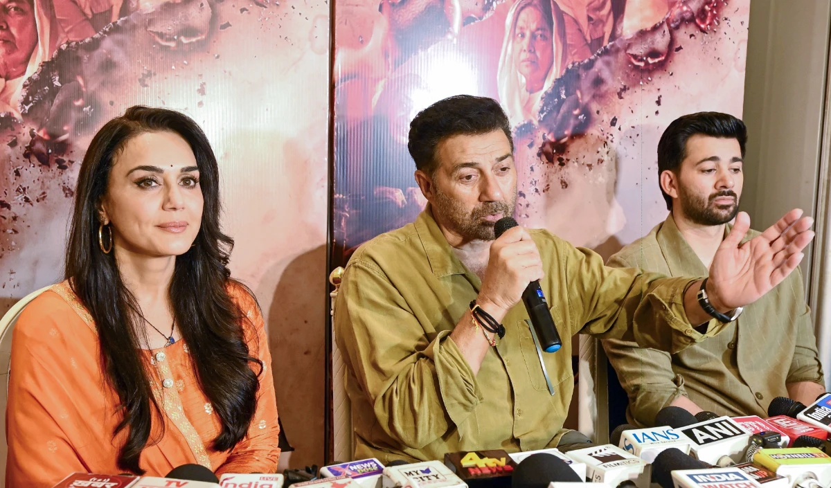 Bantwara 1947 की रिलीज़ से पहले लखनऊ पहुँचे Sunny Deol और Preity Zinta, CM योगी आदित्यनाथ से की शिष्टाचार मुलाक़ात Bantwara 1947 की रिलीज़ से पहले लखनऊ पहुँचे Sunny Deol और Preity Zinta, CM योगी आदित्यनाथ से की शिष्टाचार मुलाक़ात