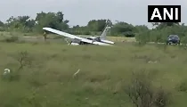 Baramati Airport पर क्रैश-लैंड हुआ Trainee Aircraft, सुरक्षित बचे दोनों पायलट Baramati Airport पर क्रैश-लैंड हुआ Trainee Aircraft, सुरक्षित बचे दोनों पायलट