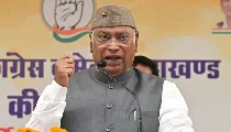 उत्तराखंड पहुंचे Mallikarjun Kharge का बीजेपी पर हमला, राम मंदिर चढ़ावा विवाद और छात्रों के आंदोलन पर मांगा जवाब उत्तराखंड पहुंचे Mallikarjun Kharge का बीजेपी पर हमला, राम मंदिर चढ़ावा विवाद और छात्रों के आंदोलन पर मांगा जवाब
