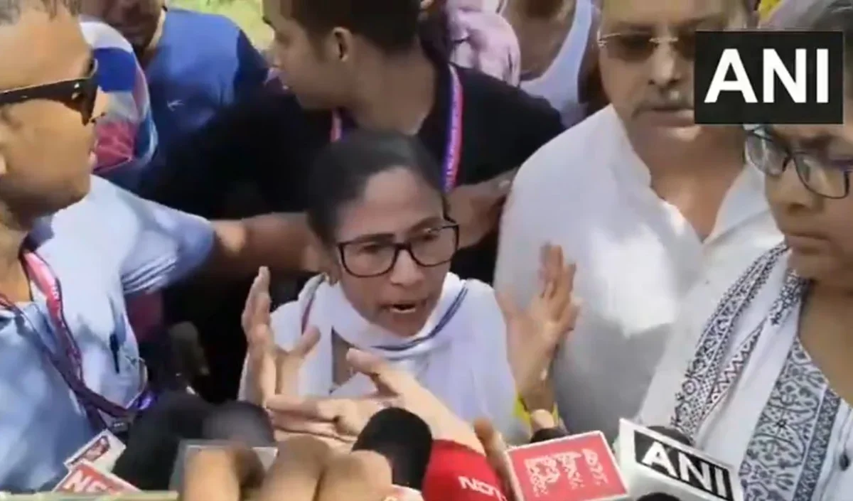 बंगाल में Mamata Banerjee के काफिले पर हमला, गाड़ी पर कीचड़ और पत्थर फेंकने का आरोप