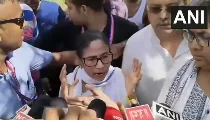 बंगाल में Mamata Banerjee के काफिले पर हमला, गाड़ी पर कीचड़ और पत्थर फेंकने का आरोप बंगाल में Mamata Banerjee के काफिले पर हमला, गाड़ी पर कीचड़ और पत्थर फेंकने का आरोप