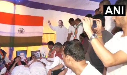 Ranchi में प्रदर्शनकारी छात्रों से मिले संजय सेठ और आदित्य साहू, उठाई CBI जांच की मांग