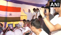 Ranchi में प्रदर्शनकारी छात्रों से मिले संजय सेठ और आदित्य साहू, उठाई CBI जांच की मांग Ranchi में प्रदर्शनकारी छात्रों से मिले संजय सेठ और आदित्य साहू, उठाई CBI जांच की मांग