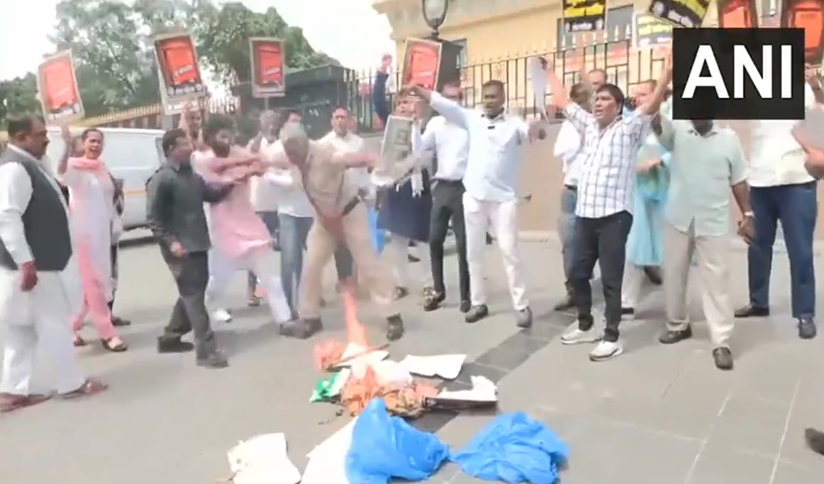 कांग्रेस के Udit Raj ने RSS मुख्यालय के बाहर जलाई Manusmriti, बोले- देश संविधान से चलेगा