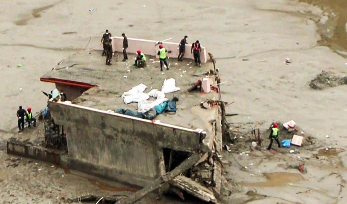 Nepal Flood Tragedy | नेपाल में जलप्रलय की भयावह तस्वीर! एक ही घर में मिलीं 23 लाशें, मां की आगोश में मिली बच्ची की लाश