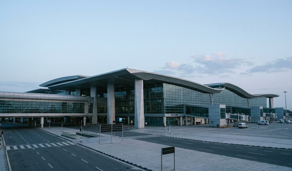 Delhi Airport पर एक करोड़ रुपये का Ganja बरामद, थाईलैंड से आए यात्री को Customs ने पकड़ा Delhi Airport पर एक करोड़ रुपये का Ganja बरामद, थाईलैंड से आए यात्री को Customs ने पकड़ा
