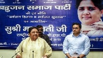 Mayawati ने आकाश को क्यों दिखाई जमीन ? BSP के इस फैसले का UP Elections पर क्या होगा असर? Mayawati ने आकाश को क्यों दिखाई जमीन ? BSP के इस फैसले का UP Elections पर क्या होगा असर?