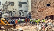 मौत का इंतजार करती इमारतें और गहरी नींद सोता प्रशासन