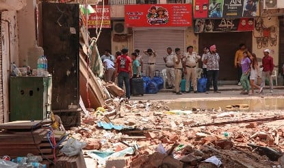 Delhi PG Building Collapse | सत्य निकेतन हादसे में ऑपरेटर की भूमिका से लेकर दीवार तोड़ने तक, जांच में सामने आए 5 बड़े खुलासे