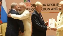 पहले गले मिले, फिर  मिलाया हाथ और भेंट किया संत तिरुवल्लुर की बुक का रूसी संस्करण, पीएम मोदी-पुतिन की मुलाकात