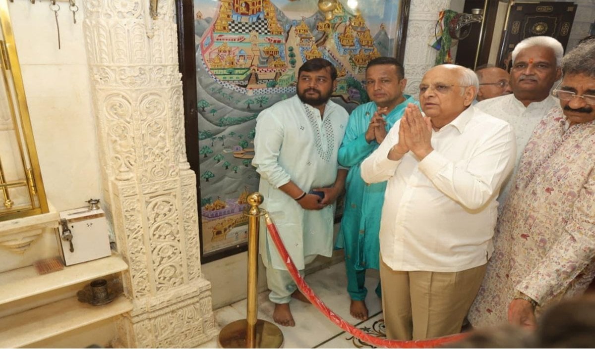 Ahmedabad के देवकीनंदन जैन देरासर पहुंचे CM Bhupendra Patel, लिया भगवान महावीर का आशीर्वाद