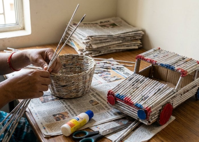 पुराने अखबारों को फेंकने के बजाय इन आसान DIY Hacks से बनाएं सुंदर सजावटी सामान