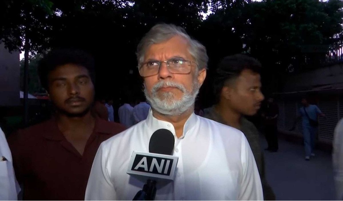 बीजेपी को सभी ‘हिजाब’ मंज़ूर नहीं हैं, ऐसा नहीं है, BRICS समिट के लिए झुग्गियों को ढके जाने पर पवन खेड़ा ने केंद्र की आलोचना की