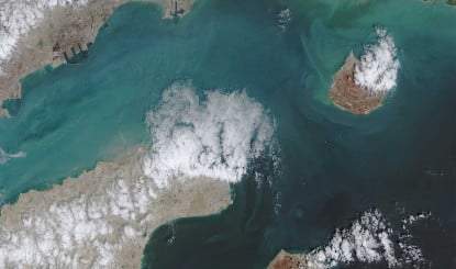 Hormuz Strait में Iranian Ship पर हमला: US-Iran Tension के बीच बढ़ा Global Oil Crisis का खतरा
