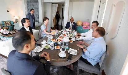 हाथ मिलाया, मुस्कुराए और फिर साथ किया नाश्ता... Rahul Gandhi की Anwar Ibrahim से मुलाकात क्यों चर्चा में?