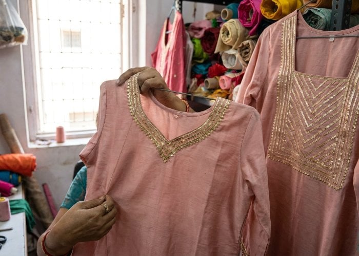 Gota Patti Work: V-Neck और Square शेप में बनवाएं Gota Patti Neckline, सिंपल सूट को मिलेगा रॉयल लुक