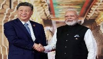 कमजोर पटरी पर तेजी से दौड़ने का प्रयास कर रही भारत-चीन दोस्ती की रेल कहीं डिरेल ना हो जाए! कमजोर पटरी पर तेजी से दौड़ने का प्रयास कर रही भारत-चीन दोस्ती की रेल कहीं डिरेल ना हो जाए!