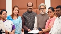 TMC के 20 बागी सांसदों में से 17 दुर्गा पूजा से पहलेजॉइन करेंगे बीजेपी? सामिक भट्टाचार्य ने दावों को नकारा TMC के 20 बागी सांसदों में से 17 दुर्गा पूजा से पहलेजॉइन करेंगे बीजेपी? सामिक भट्टाचार्य ने दावों को नकारा