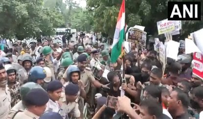 Bihar Police SI Exam रद्द करने की मांग को लेकर Patna में छात्रों का प्रदर्शन, पुलिस से झड़प