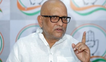 Varanasi सीवर विवाद पर Ajay Rai का आरोप, जलभराव छिपाने के लिए BJP ने डलवाई रेत की बोरियां
