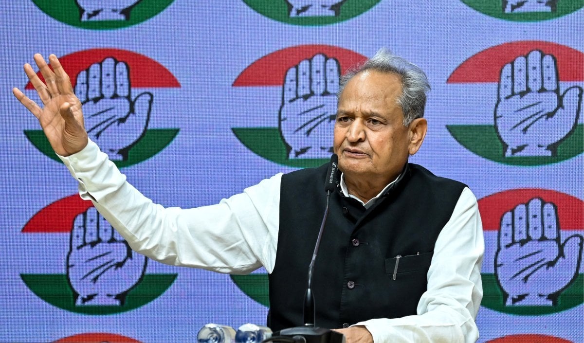 CMO के IAS अफसर बना रहे Collectors पर दबाव, Ashok Gehlot ने BJP पर लगाया डराने का आरोप