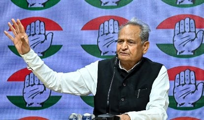 CMO के IAS अफसर बना रहे Collectors पर दबाव, Ashok Gehlot ने BJP पर लगाया डराने का आरोप
