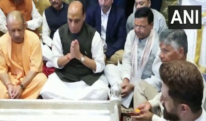 PM Modi Birthday पर Varanasi में NDA का शक्ति प्रदर्शन, Viksit Bharat मिशन पर जुटे दिग्गज नेता
