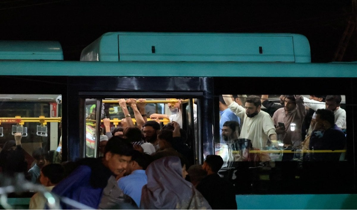 Pakistan में PIMS-Media Town रूट पर E-bus सेवा में भारी भीड़, 30 मिनट के अंतराल से यात्री परेशान