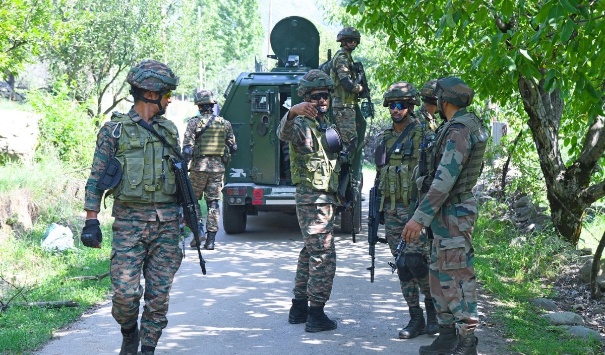 Jammu and Kashmir Udhampur Encounter | उधमपुर के जंगलों में सुरक्षा बलों और आतंकियों के बीच मुठभेड़, दो आतंकवादी ढेर, सर्च ऑपरेशन जारी