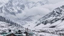 Kashmir में सर्दियों ने दी दस्तक, बर्फ से सफेद हुए Gulmarg और Gurez Valley, कुदरत ने बदल दिया पूरा नजारा