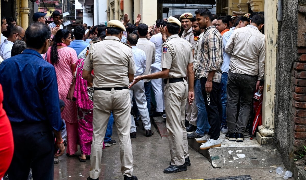 ग्रेटर नोएडा में होटल से देह व्यापार रैकेट का भंडाफोड़! बिसरख पुलिस ने 4 महिलाओं को कराया मुक्त, मालिक फरार