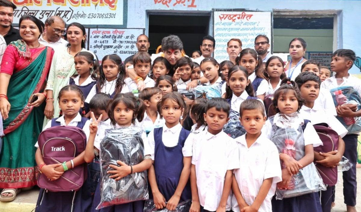 केन्द्रीय मंत्री Jyotiraditya Scindia की पहल से बदली जर्जर स्कूल की तस्वीर, भ्रमण कर लिया जायजा