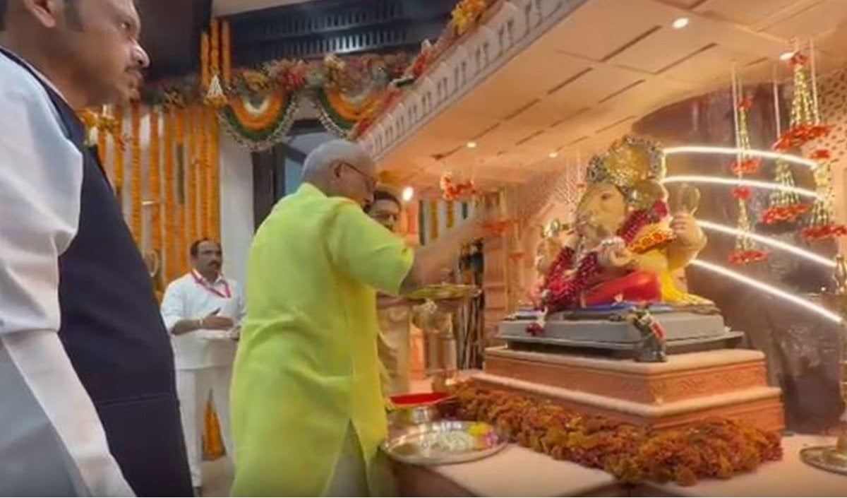 Ganesh Chaturthi पर CM Devendra Fadnavis के घर पहुंचे VP CP Radhakrishnan, किए गणपति के दर्शन