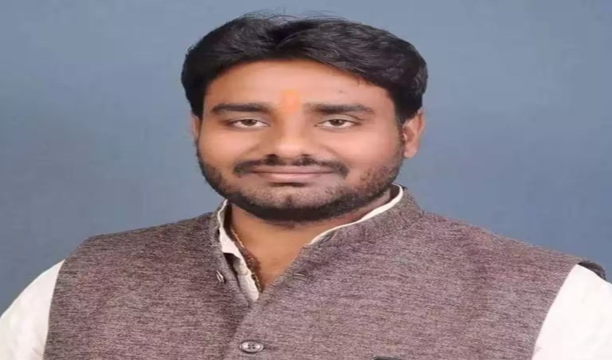 UP Elections से पहले मायावती को झटका, पूर्व मंत्री के बेटे मयंक द्विवेदी SP में शामिल