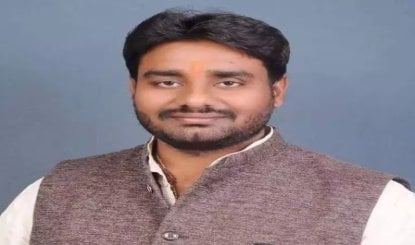 UP Elections से पहले मायावती को झटका, पूर्व मंत्री के बेटे मयंक द्विवेदी SP में शामिल